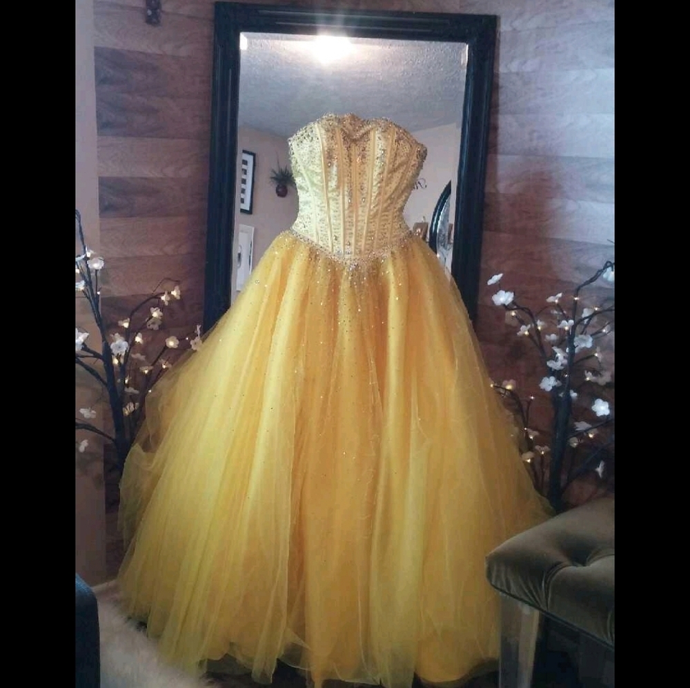 GORGEOUS GRAD DRESS. WORN 5 HOURS ONLY.